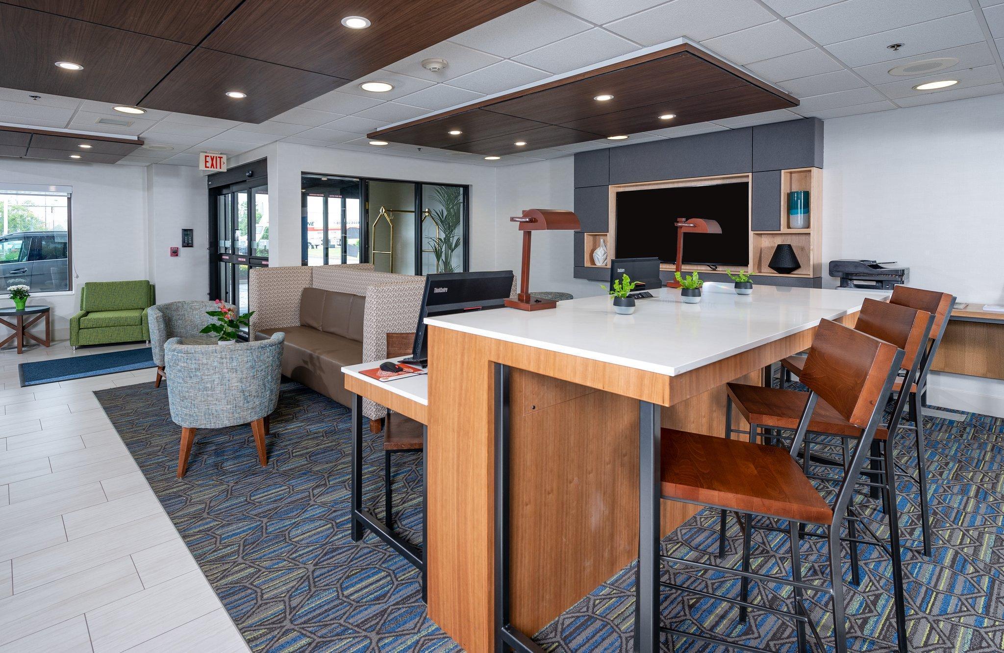 Holiday Inn Express Newport North - Middletown By Ihg Exterior photo